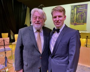 Komponist Rolf Rudin (links) bedankt sich bei Dirigent Oliver Nickel (rechts), der im Rahmen des Jubiläumskonzerts zum Musikdirektor des Vereins ernannt wurde.
